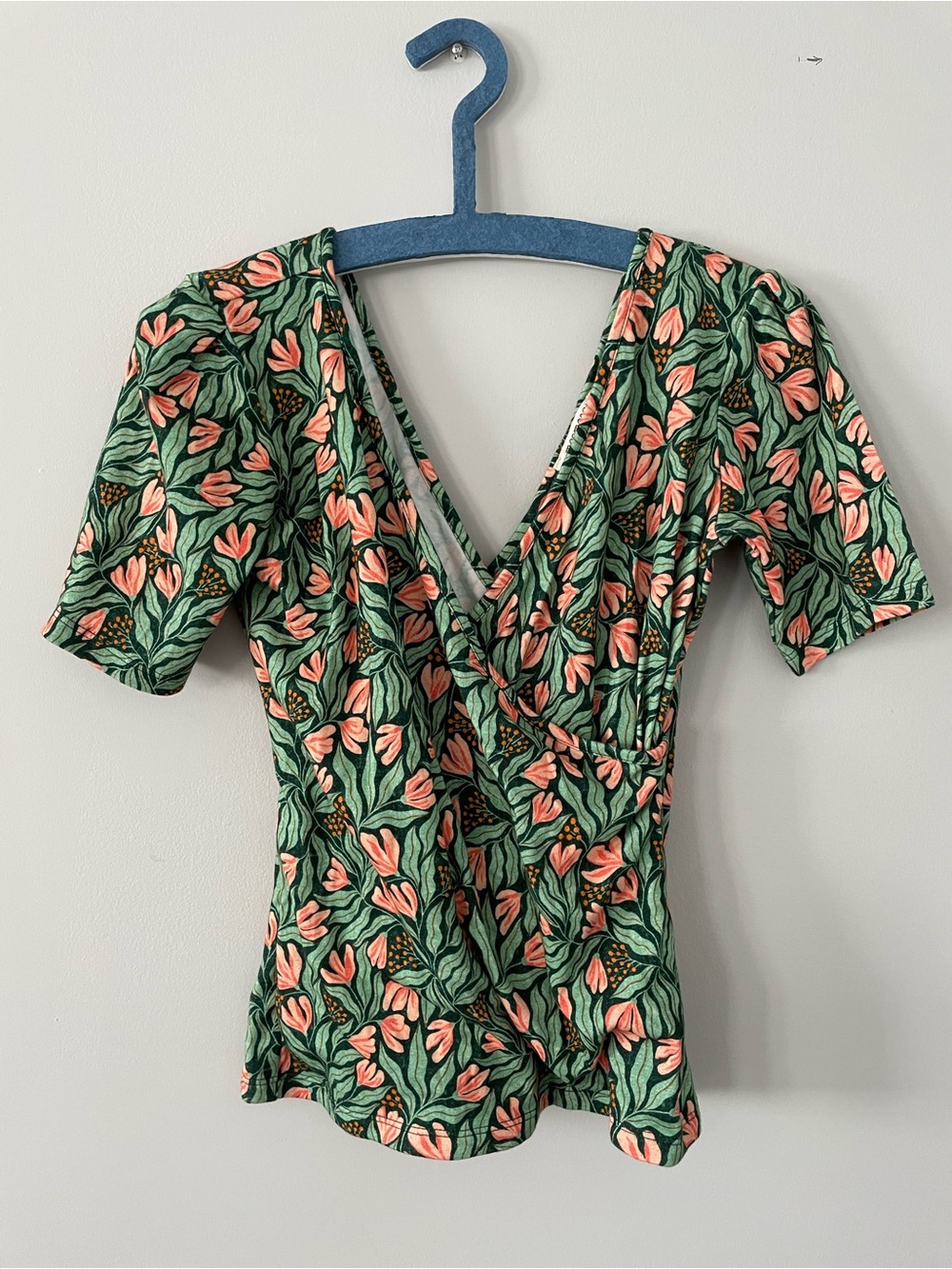 Meemoza 🇨🇦 Lara 3/4 sleeve top with crossover neckline